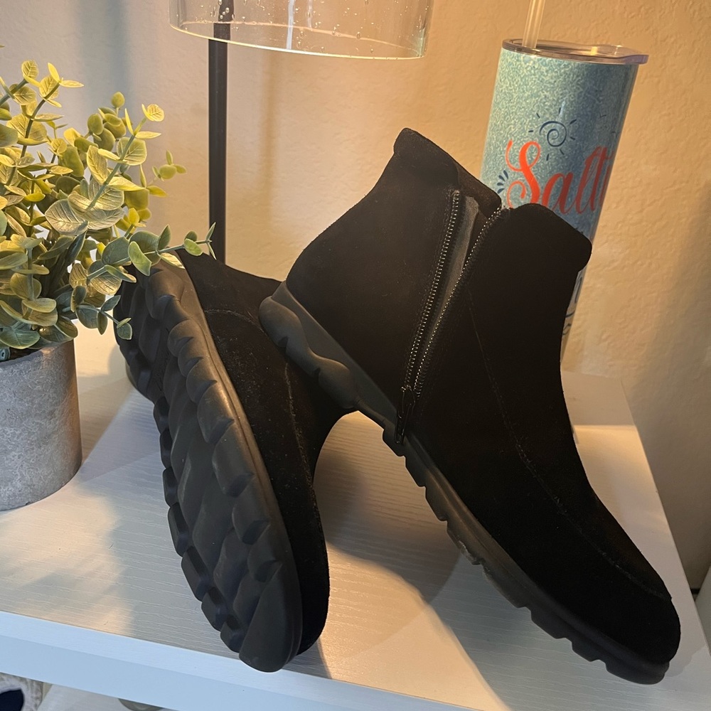 Brand new never worn Vaneli Sport suede booties.